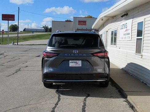 Used 2021 Toyota Sienna Limited image 8