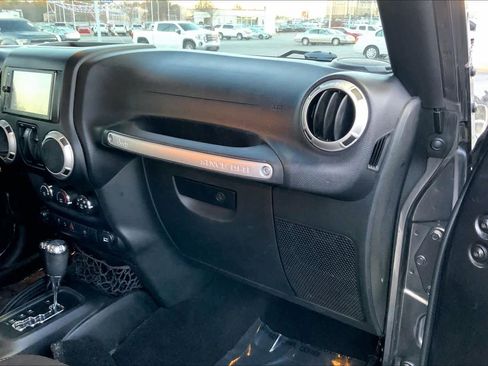 Used 2017 Jeep Wrangler Sahara w/ Connectivity Group image 15