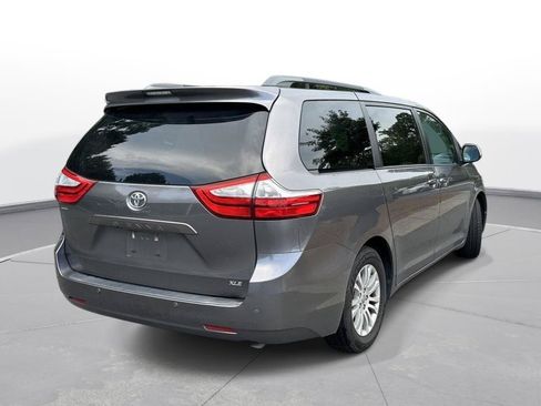 Used 2017 Toyota Sienna XLE Premium FWD image 6