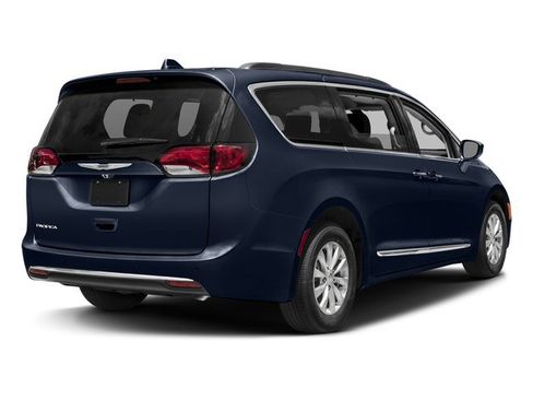 Used 2017 Chrysler Pacifica Touring-L FWD image 2