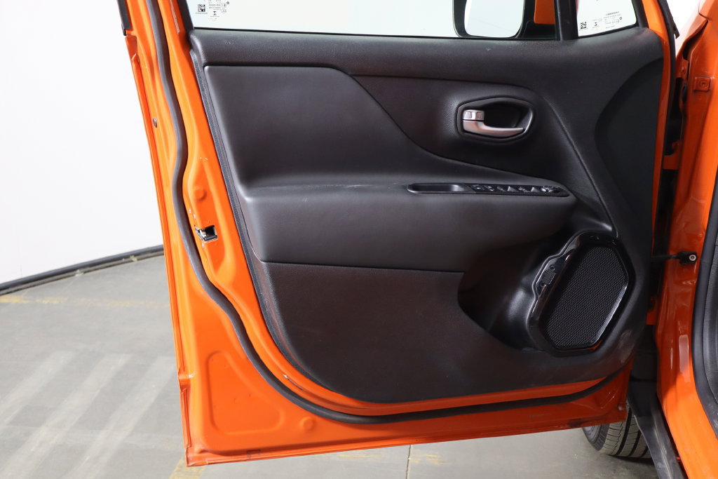 Used 2020 Jeep Renegade Altitude w/ UConnect 8.4 Nav Group AWD/4WD image 19