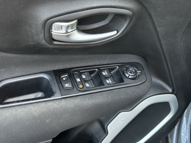 Used 2020 Jeep Renegade Latitude FWD image 16
