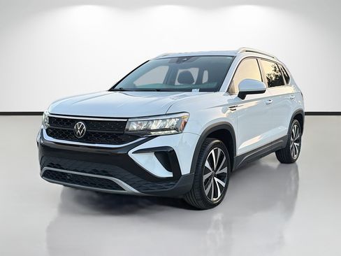 Used 2023 Volkswagen Taos SE w/ Panoramic Sunroof Package FWD image 7