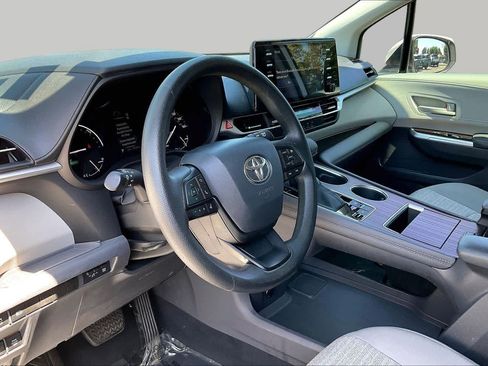 Certified 2022 Toyota Sienna LE FWD image 17