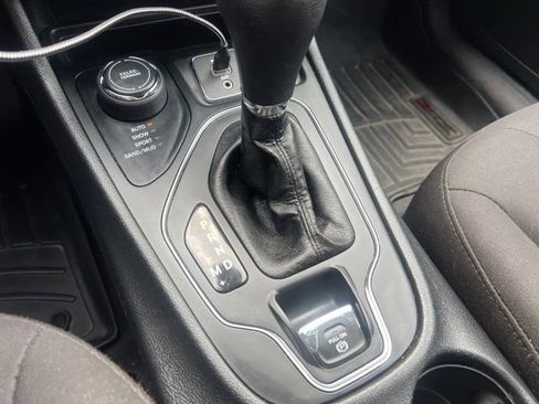 Used 2019 Jeep Cherokee Latitude w/ Popular Appearance Group AWD/4WD image 15