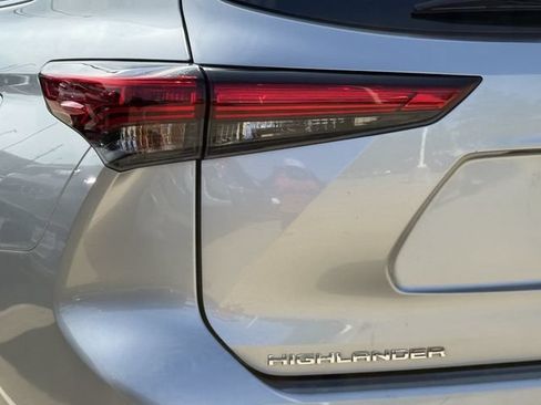 Used 2021 Toyota Highlander XLE FWD image 6