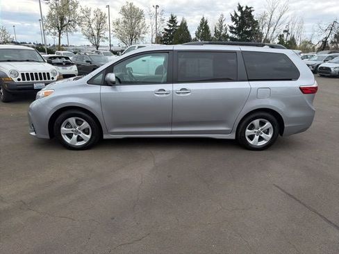 Used 2018 Toyota Sienna LE FWD image 2