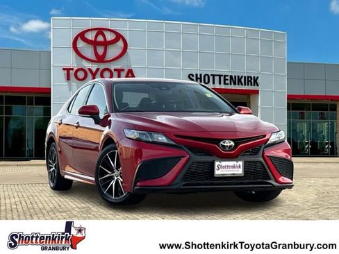 Used 2022 Toyota Camry SE FWD image 1