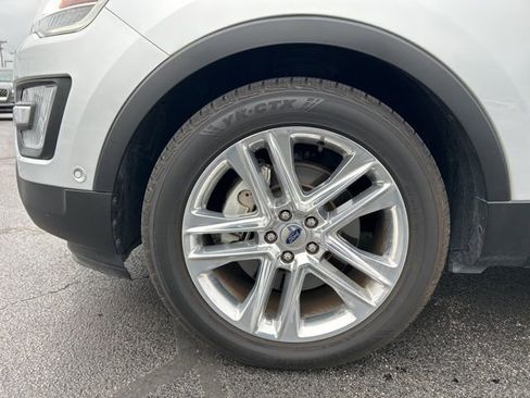 Used 2017 Ford Explorer Limited w/ Equipment Group 301A FWD image 11