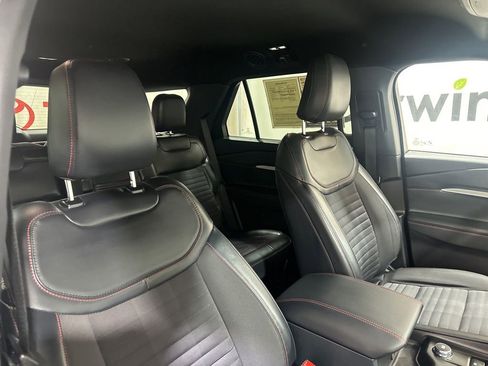 Used 2025 Ford Explorer ST-Line w/ ST-Line Street Pack image 12