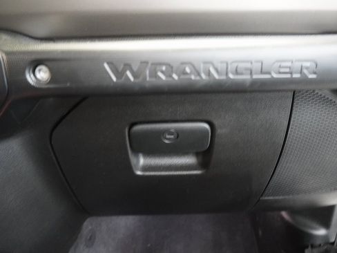 Used 2018 Jeep Wrangler Sport image 29