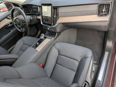 Certified 2025 Volvo XC90 B5 Plus w/ Protection Package Premier image 24