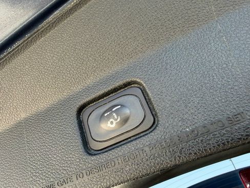 Used 2019 Ford Explorer XLT w/ Equipment Group 202A AWD/4WD image 28