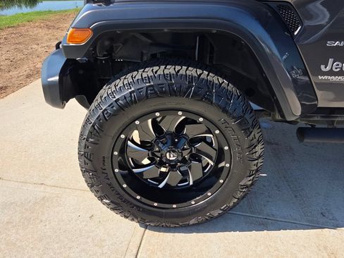 Used 2019 Jeep Wrangler Unlimited Sahara AWD/4WD image 18