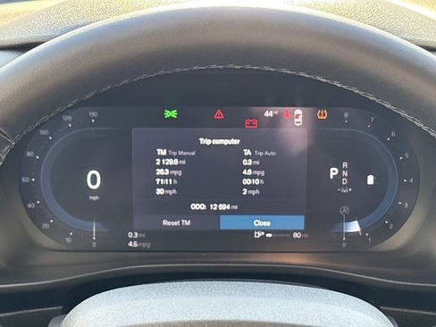 Used 2025 Volvo XC40 B5 Plus image 12