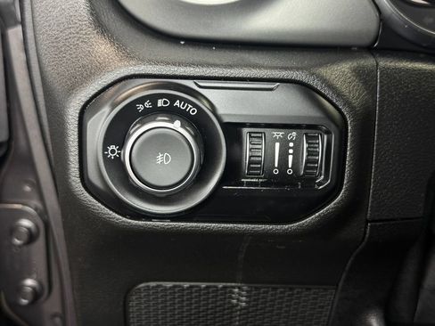 Used 2021 Jeep Wrangler Unlimited Sahara w/ Uconnect 4C Nav & Sound Group AWD/4WD image 17