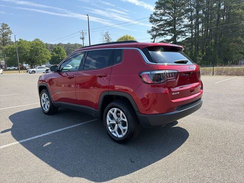 Used 2025 Jeep Compass Latitude w/ Sun & Sound Group AWD/4WD image 7