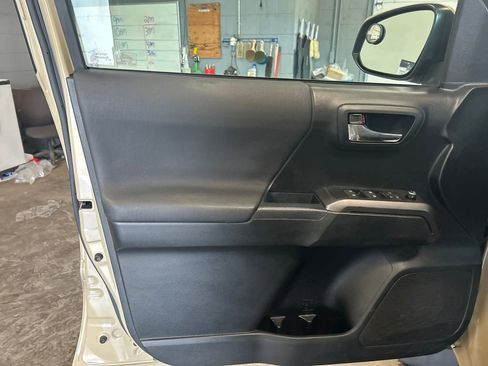 Used 2017 Toyota Tacoma TRD Sport w/ Tow Package (A/T) image 21