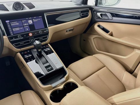 Certified 2025 Porsche Macan AWD/4WD image 26