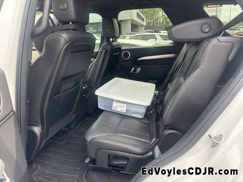 Used 2020 Land Rover Discovery Landmark image 9