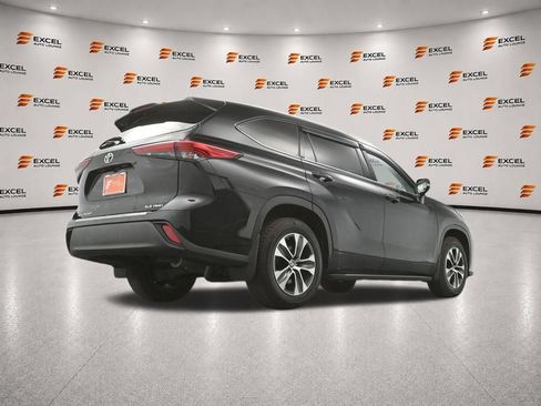Used 2022 Toyota Highlander XLE AWD/4WD image 41