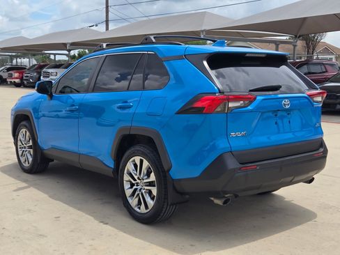 Used 2021 Toyota RAV4 XLE Premium FWD image 5