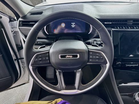 Used 2023 Jeep Grand Cherokee Laredo image 14