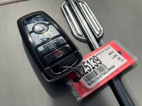 New 2025 Lincoln Navigator Reserve image 21