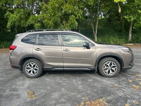 Used 2022 Subaru Forester Premium AWD/4WD image 2