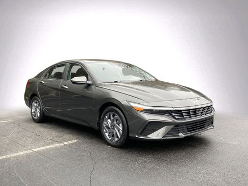 Used 2024 Hyundai Elantra SEL image 2