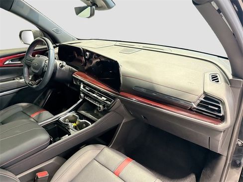 Used 2025 Chevrolet Traverse RS image 26