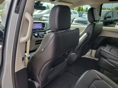 Used 2023 Chrysler Pacifica Touring-L FWD image 11