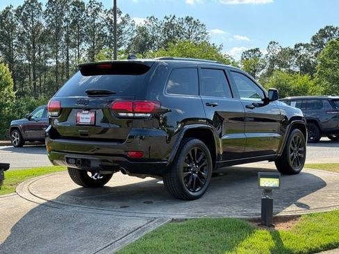 Used 2019 Jeep Grand Cherokee Altitude AWD/4WD image 7