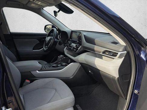 Used 2022 Toyota Highlander LE image 12