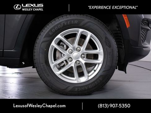 Used 2023 Jeep Grand Cherokee Laredo RWD image 5
