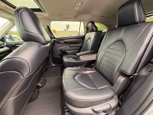 Used 2024 Toyota Highlander XLE AWD/4WD image 25