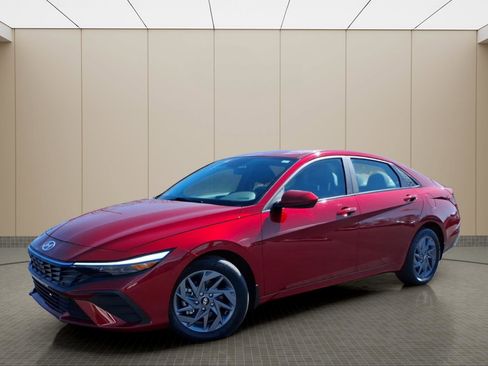 Used 2024 Hyundai Elantra SEL image 2