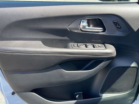 New 2026 Chrysler Pacifica Select FWD image 11