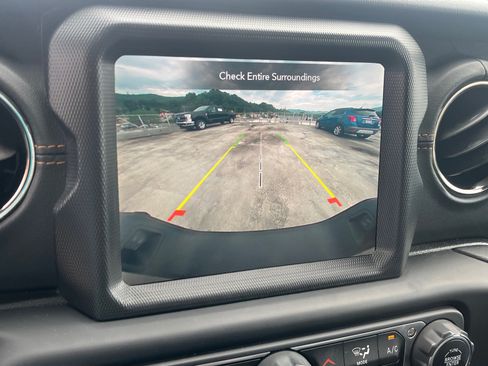 Used 2021 Jeep Gladiator Overland AWD/4WD image 11