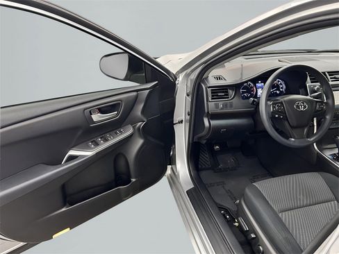 Used 2016 Toyota Camry LE image 9