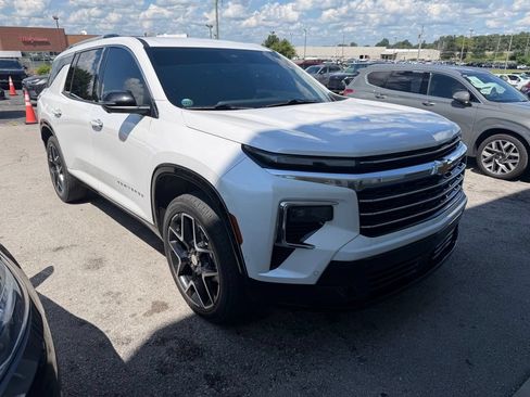 Used 2025 Chevrolet Traverse High Country w/ LPO, Floor Liner Package FWD image 2