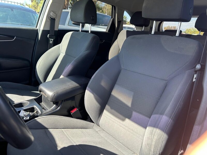 Used 2019 Kia Sorento AWD V6 image 6