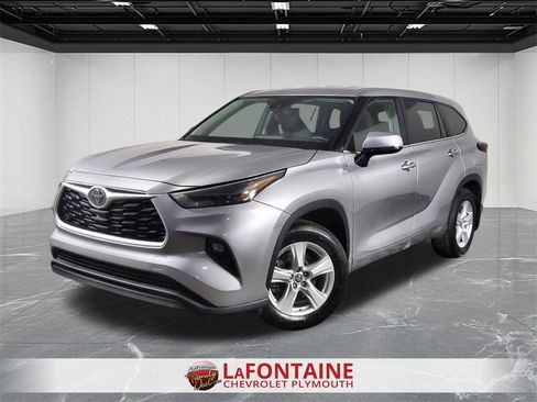 Used 2024 Toyota Highlander LE image 1