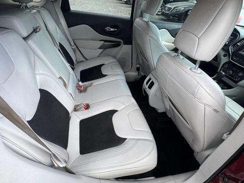 Used 2020 Jeep Cherokee Latitude Plus image 18