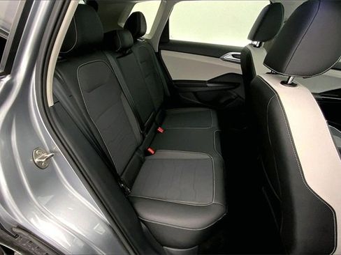 Used 2025 Volkswagen Taos SE w/ Panoramic Sunroof Package image 27