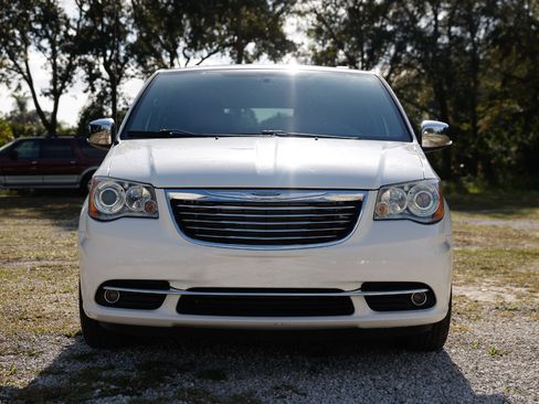 Used 2012 Chrysler Town & Country Limited image 19