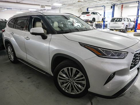 Used 2023 Toyota Highlander Platinum FWD image 2