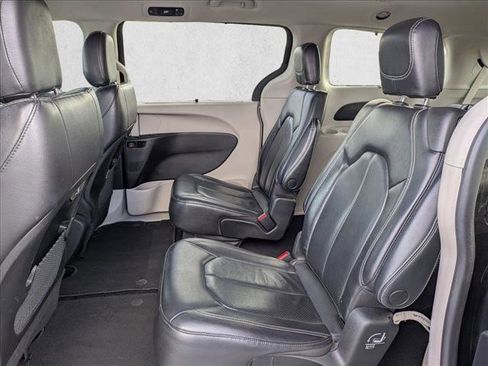 Used 2022 Chrysler Pacifica Touring-L image 18