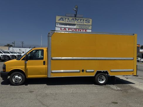 Used 2021 GMC Savana 3500 Extended w/ Power Convenience Package RWD image 4