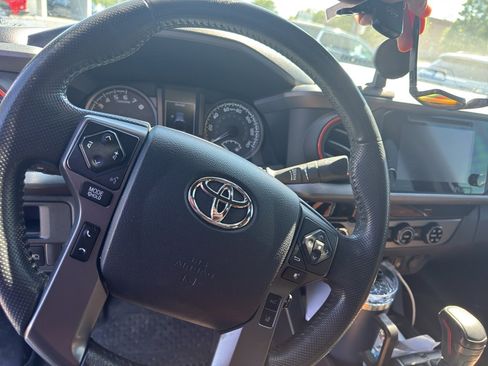 Used 2018 Toyota Tacoma TRD Sport AWD/4WD image 9